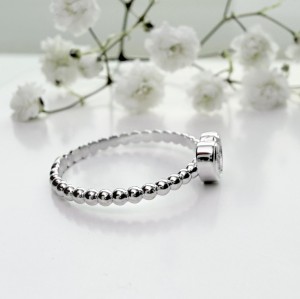 pierscionek z białego złota z diamentami 0,04ct-bluemoss.jpg