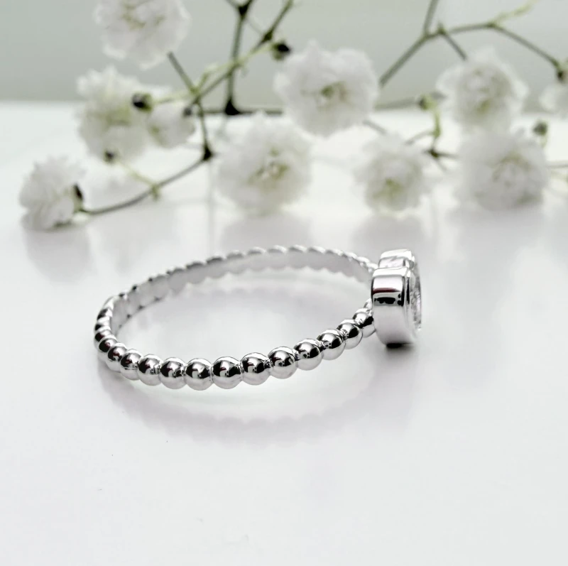 pierscionek z białego złota z diamentami 0,04ct-bluemoss.jpg