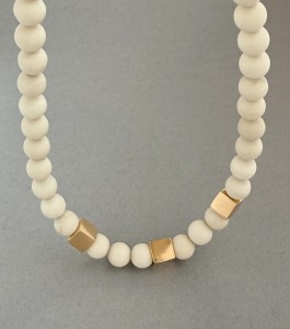 naszyjnik z kamieni rzecznych i elementów pozłacanych-bluemoss.jpg