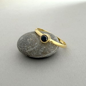 złoty pierścionek z czarnym diamentem 0,12ct-bluemoss.jpg