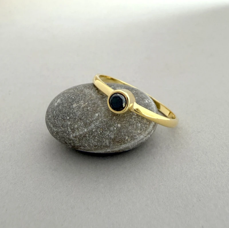 złoty pierścionek z czarnym diamentem 0,12ct-bluemoss.jpg