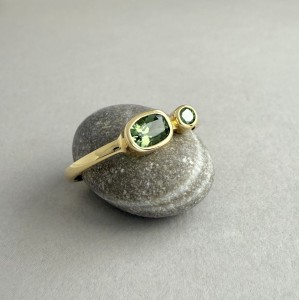pierścionek ze złota 585 z zielonym turmalinem i diamentem-bluemoss.jpg