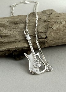 srebrna zawieszka gitara wysadzana cyrkoniami. Naszyjnik damski z gitarą. Srebro925-bluemoss.jpg