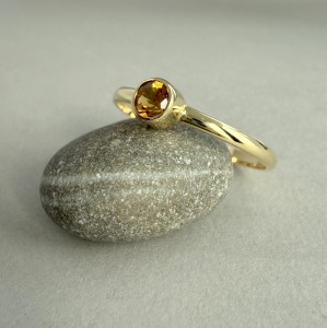 złoty pierścionek z naturalnym cytrynem o masie 0,25ct-bluemoss.jpg