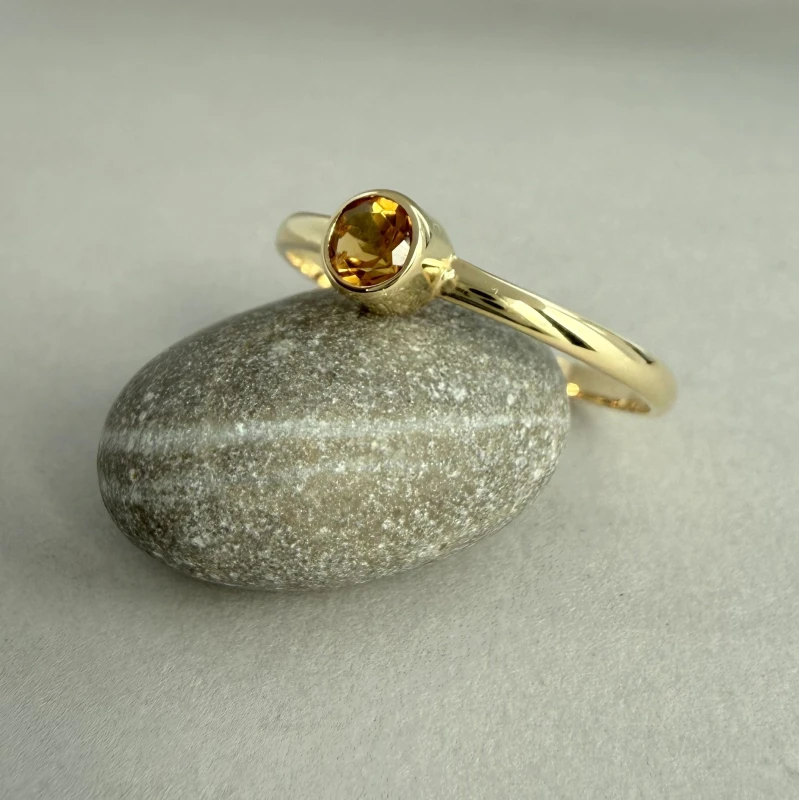 złoty pierścionek z naturalnym cytrynem o masie 0,25ct-bluemoss.jpg