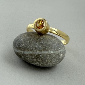 złoty pierścionek z naturalnym cytrynem 0,17ct-bluemoss.jpg