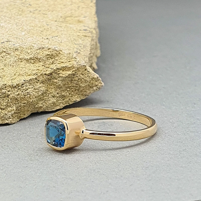 Pierścionek z topazem london blue 0,67ct.jpg